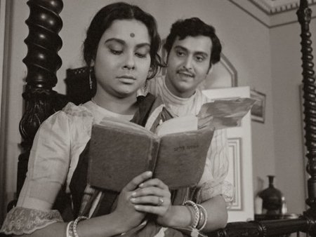 మాధవీముఖర్జీ, సౌమిత్రా ఛటర్జీ Picture