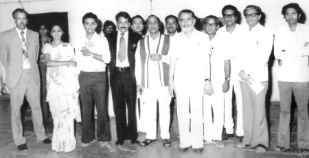 మెహ్దీహసన్ తో పత్రికా గోష్ఠిలో ఎడమవైపు నుంచి మోహన్ హెమ్మాడి, శోభా శంకర్, శంకు, సదాశివరావు, వెనక వరసలో బాపు, కుడివైపు చివర నండూరి రామమోహనరావు, నం.పా.సా